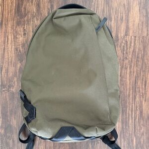 Able Carry Daily backpack - 20L - Olive green - like new!